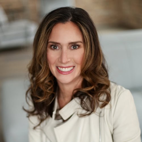 A headshot of Dr. Amy Robbins.
